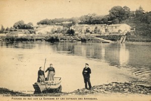 11  7880  saint pierre d aurillac  gironde  passage du bac sur la garonne et les coteaux des arroques