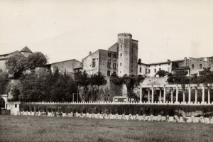 Saint Macaire Le Chateau de Tardes et l esplanade des Grottes