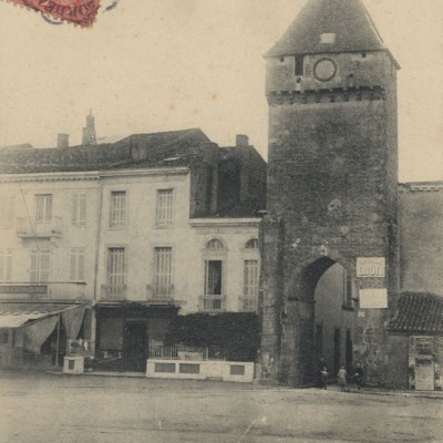 Saint Macaire Place de l horloge 02