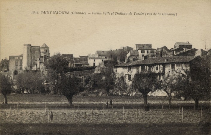 Saint Macaire Vieille Ville et Chateau de Tardes vus de la Garonne